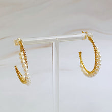 Load image into Gallery viewer, Pearl And Gold Blended Hoop Earring