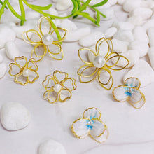 Load image into Gallery viewer, Heart Petals With Freshwater Pearl Earrings
