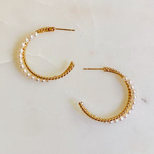 Load image into Gallery viewer, Pearl And Gold Blended Hoop Earring
