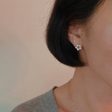 Load image into Gallery viewer, Pearl Flower Stud Earrings
